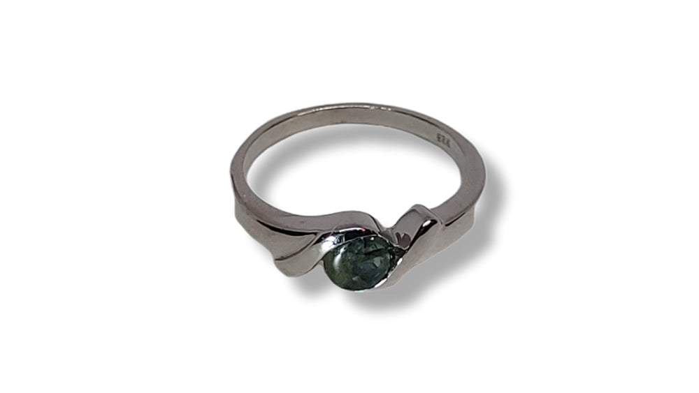 Women´s silver ring with 0.7 ct Gold Sheen Sapphire Ohararings