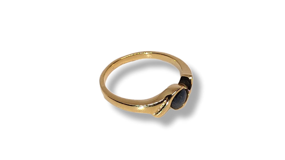 Women´s 14 k gold ring with 0.7 ct Gold Sheen Sapphire Ohararings