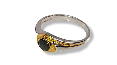 Women´s silver ring with 0.7 ct Gold Sheen Sapphire Ohararings